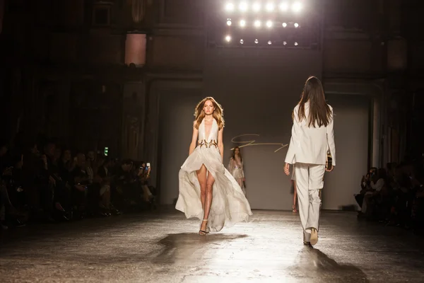 Milan Fashion Week: Genny Spring-Summer '16 — Stock Photo, Image