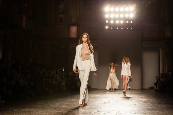 Milan Fashion Week: Genny Spring-Summer '16 — Fotografia de Stock