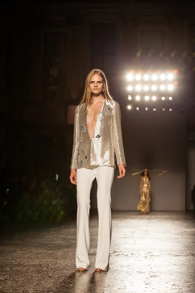 Milan Fashion Week: Genny Spring-Summer '16 — Stock Photo, Image