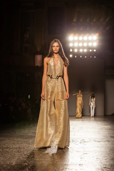 Milan Fashion Week: Genny Spring-Summer '16 — Zdjęcie stockowe