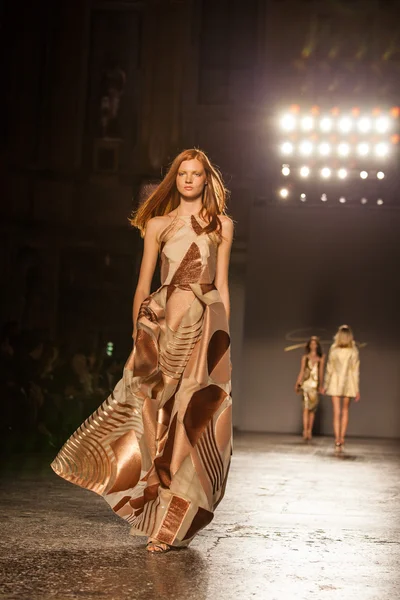 Semana de la Moda de Milán: Genny Primavera-Verano '16 — Foto de Stock