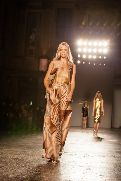 Milan Fashion Week: Genny Spring-Summer '16 — Stock Photo, Image