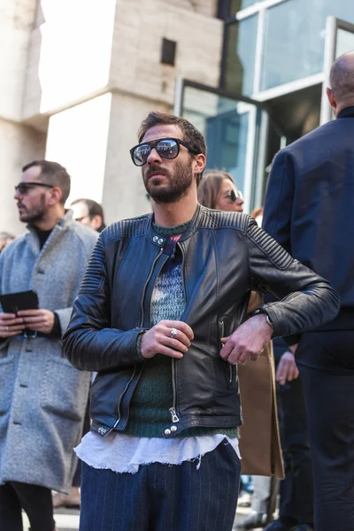 De mannen in de Milaan Fashion Week Fall-Winter — Stockfoto