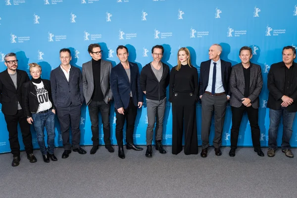 Michael Grandage, Colin Firth, Jude Law, Guy Pearce, Laura Linney, A. Scott Berg, John Logan and guest — Stock Photo, Image
