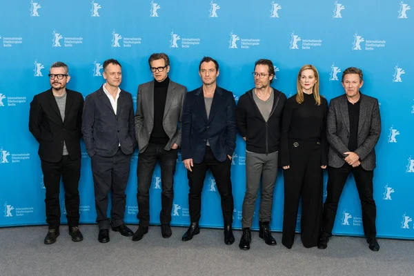 Michael Grandage, Colin Firth, Jude Law, Guy Pearce, Laura Linney, A. Scott Berg, John Logan and guest — Stock Photo, Image