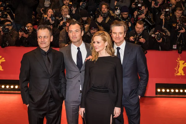 Los actores Colin Firth, Laura Linney, Jude Law y el director Michael Grandage — Foto de Stock