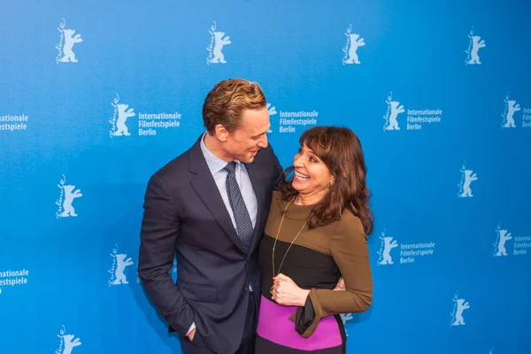 Aktör Tom Hiddleston ve yönetmen Susanne Bier — Stok fotoğraf