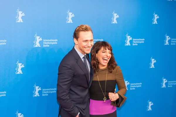 Aktör Tom Hiddleston ve yönetmen Susanne Bier — Stok fotoğraf
