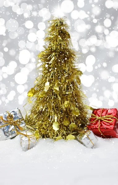 Pozlátko vánoční strom ve sněhu — Stock fotografie
