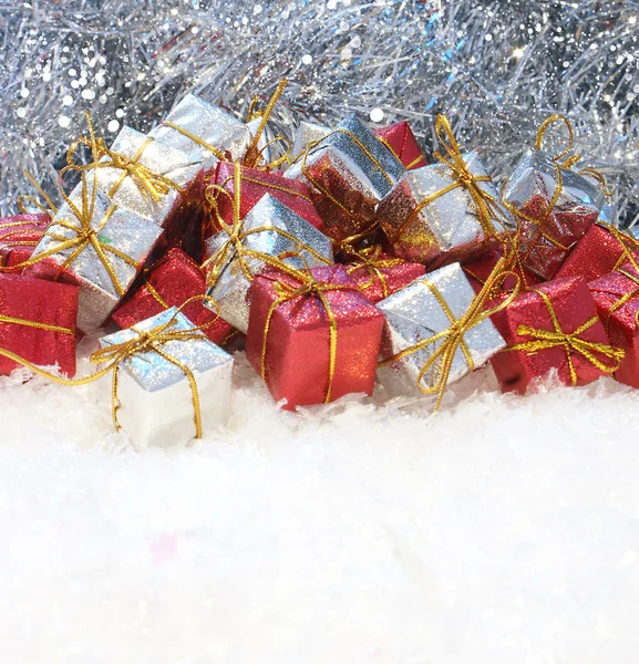 Julklappar som ligger inbäddat i snö — Stockfoto