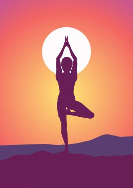 Yogadaki kadın silueti. Gün batımında poz veriyor.