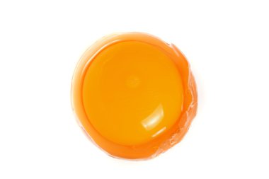 Kırık yumurta beyaz arka planda izole edilmiş.