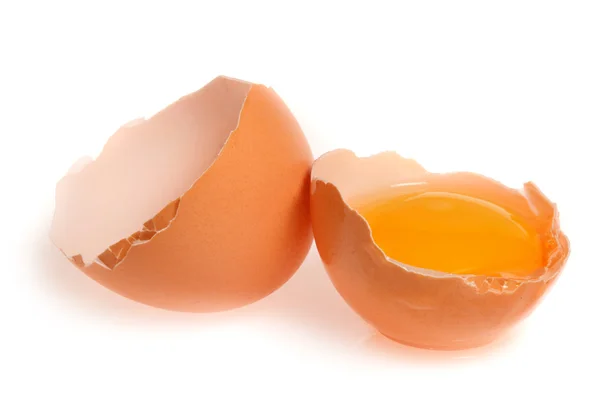 Brutna ägg isolerad på vit bakgrund — Stockfoto