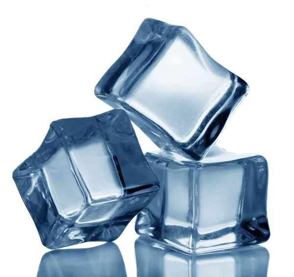 Cubos de hielo sobre fondo blanco —  Fotos de Stock