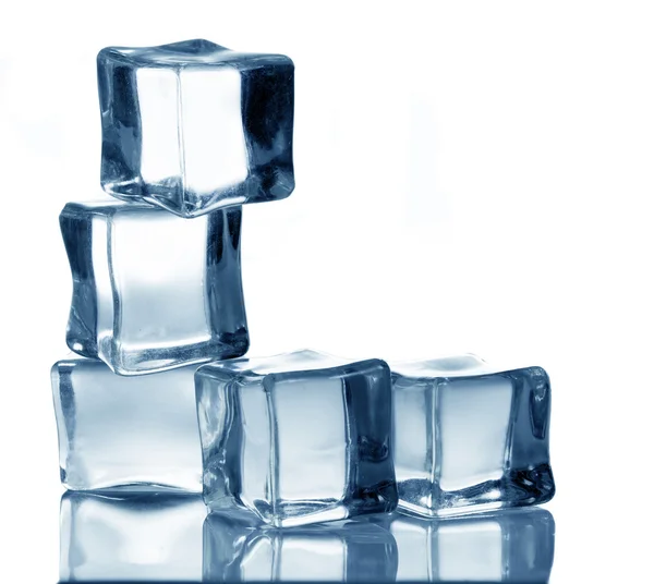 Кубики льда на белом фоне — стоковое фото
