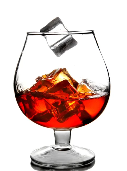 Šplouchnutí whisky s ledem ve skle izolované na bílém pozadí — Stock fotografie