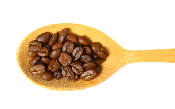 勺子与隔绝在白色背景上的咖啡种子 — 图库照片