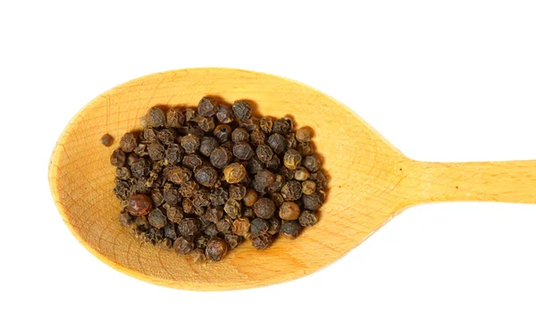 As sementes de pimenta preta em uma colher de madeira. isolado em um branco — Fotografia de Stock