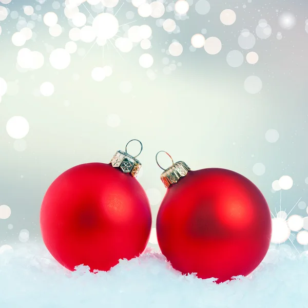 Sfondo natalizio con bagattella rossa — Foto Stock