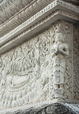 Lord Buddha 'nın biyografisi Duvarda, duvarda çıplak çimento dekorasyonundan yapılmıştır