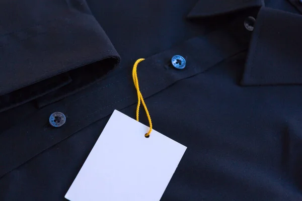 Fiyat Etiketi Sarı Turuncu Etiketli Siyah Erkek Gömleği — Stok fotoğraf