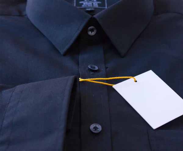 Fiyat Etiketi Sarı Turuncu Etiketli Siyah Erkek Gömleği — Stok fotoğraf