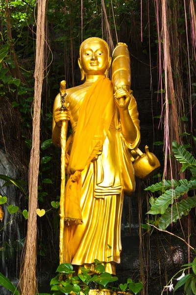 Estátua de Buda de pé dourado — Fotografia de Stock