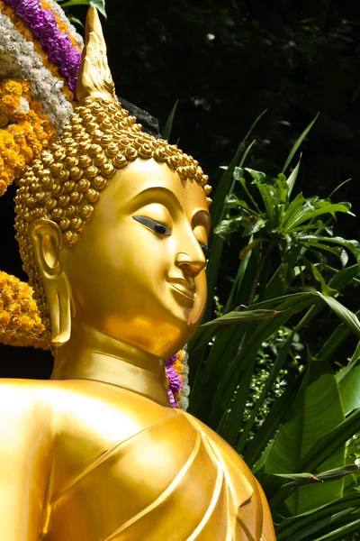 Estátua de buda dourada — Fotografia de Stock