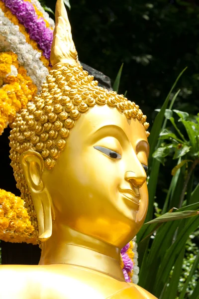 Golden Buddhist statue face — Stock Photo, Image