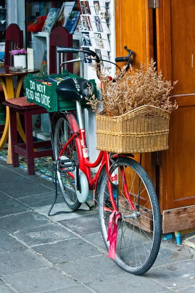 Czerwony rower z koszykiem — Zdjęcie stockowe