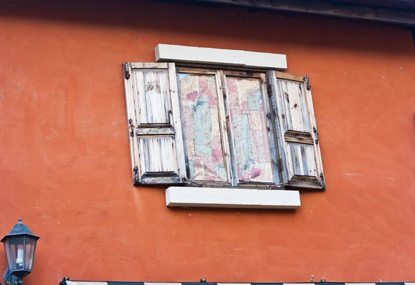 Betonnen wand met oude houten raam — Stockfoto