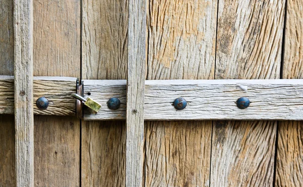 Deel van grunge houten deur met gebarsten — Stockfoto