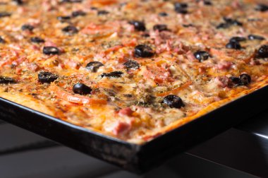 zeytin ve domates ile lezzetli bir pizza yakın çekim