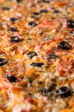 zeytin ve domates ile lezzetli bir pizza yakın çekim