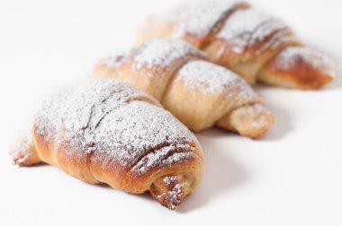 Beyaz bir arka plan karşı lezzetli ay çöreği