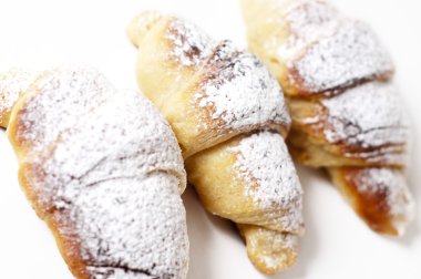 Beyaz bir arka plan karşı lezzetli ay çöreği