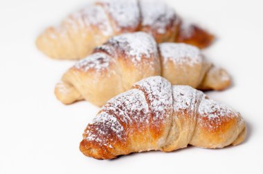 Beyaz bir arka plan karşı lezzetli ay çöreği