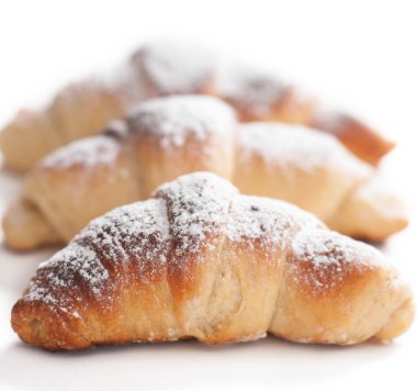 Beyaz bir arka plan karşı lezzetli ay çöreği