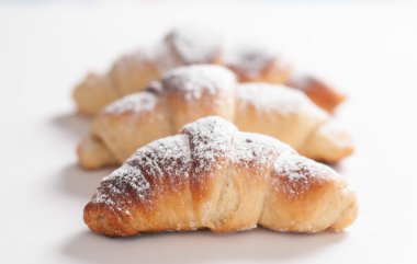 Beyaz bir arka plan karşı lezzetli ay çöreği