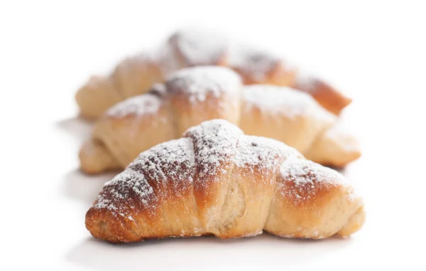 Heerlijke croissants tegen een witte achtergrond — Stockfoto