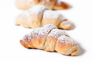 Beyaz bir arka plan karşı lezzetli ay çöreği