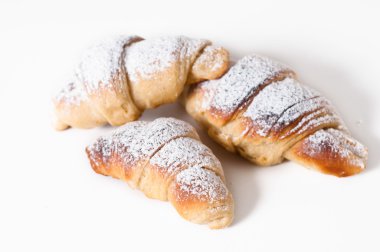 Beyaz bir arka plan karşı lezzetli ay çöreği