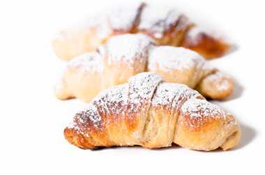 Beyaz bir arka plan karşı lezzetli ay çöreği