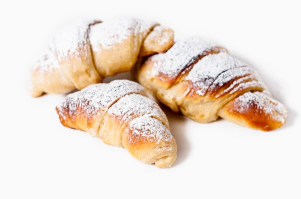 Läckra croissanter mot vit bakgrund — Stockfoto