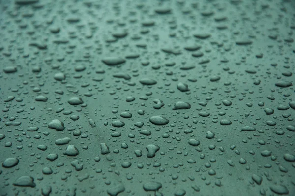 Gotas de agua en una superficie azul claro — Foto de Stock