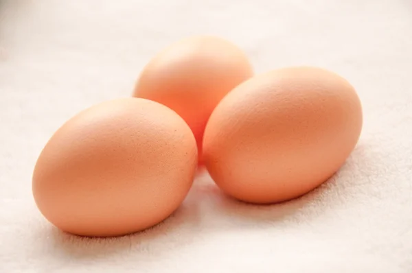 Üç kahverengi tavuk yumurta — Stok fotoğraf