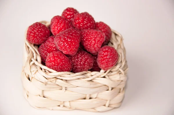 Belles framboises dans un panier blanc — Photo