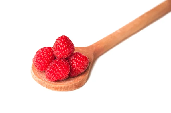 Frambozen in een houten lepel geïsoleerd — Stockfoto