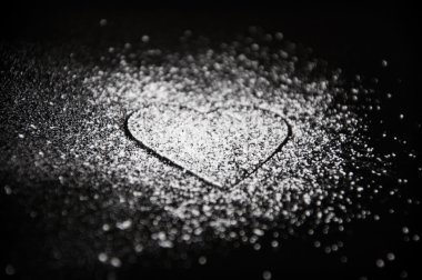 Şeker tozu kalp yatay