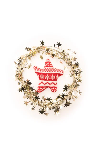 Різдвяна гірлянда з золотими зірками та іграшковою зіркою всередині — стокове фото